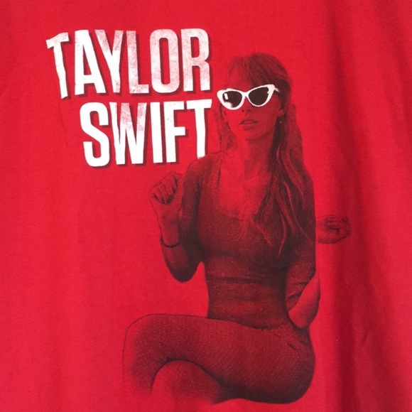 NWT Taylor Swift RED era Gildan T-Shirt Size Small - Picture 4 of 4